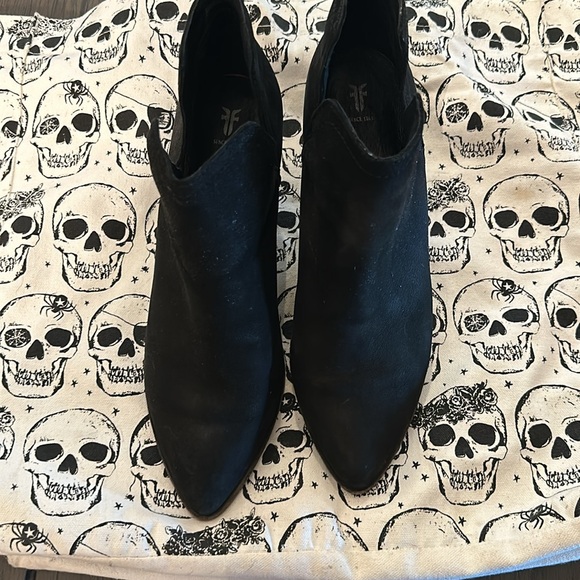 ✨ FRYE Womens Black V Notch Reina Cutout Bootie Boot Suede, Size 9.5 ✨ - Picture 3 of 8